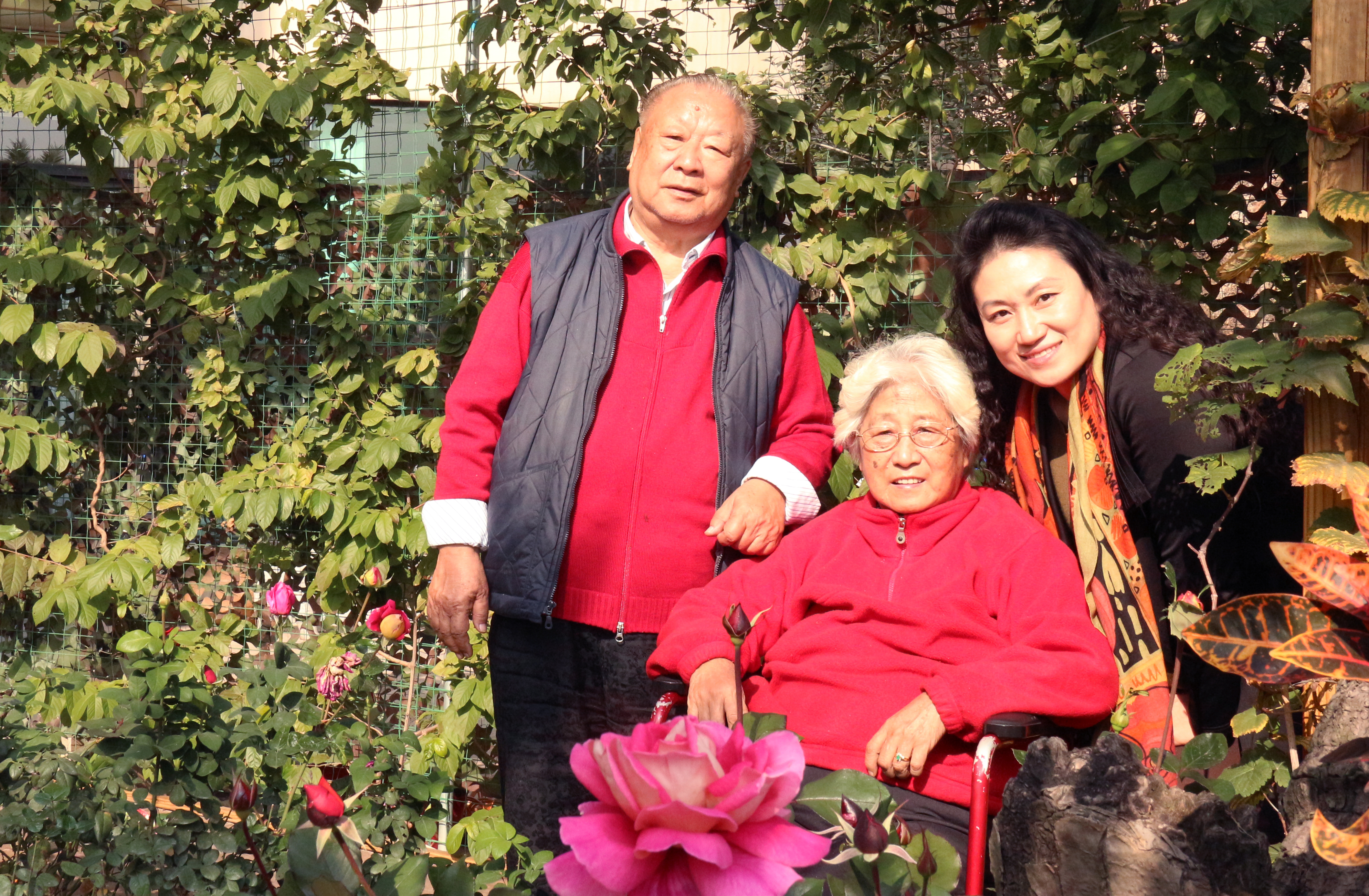 3. 2013年，苏严惠（图右一）与恩师雷雨声教授夫妇合影.jpg