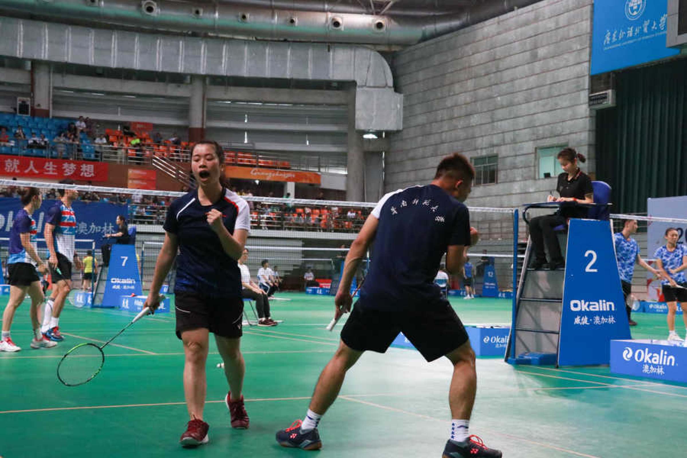 我校羽毛球队勇夺乙B组混合双打季军，覃艳妮和冯梓健同学在庆祝得分.jpg