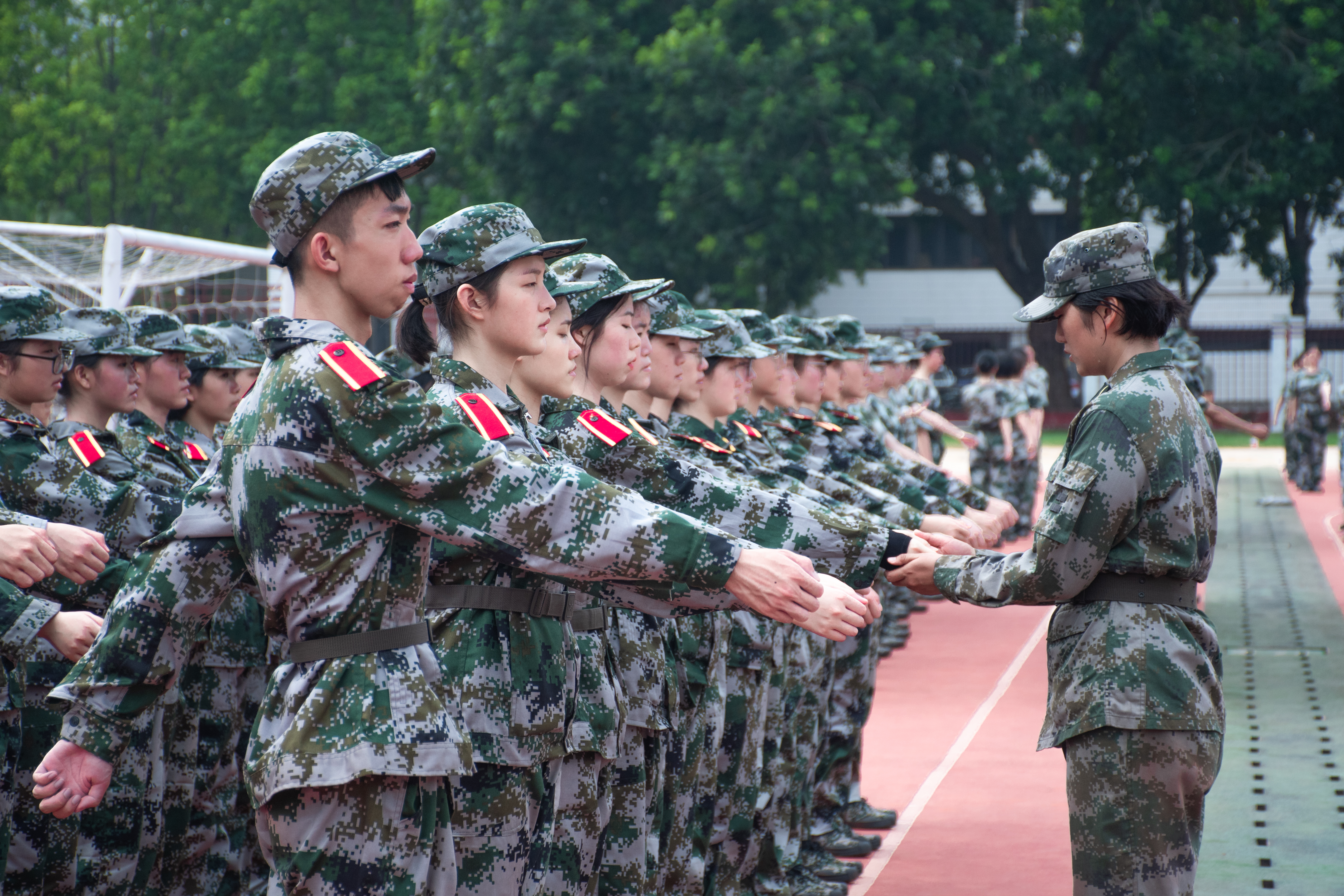 0909军训-教官指导5（摄影：郭大豪）.jpg