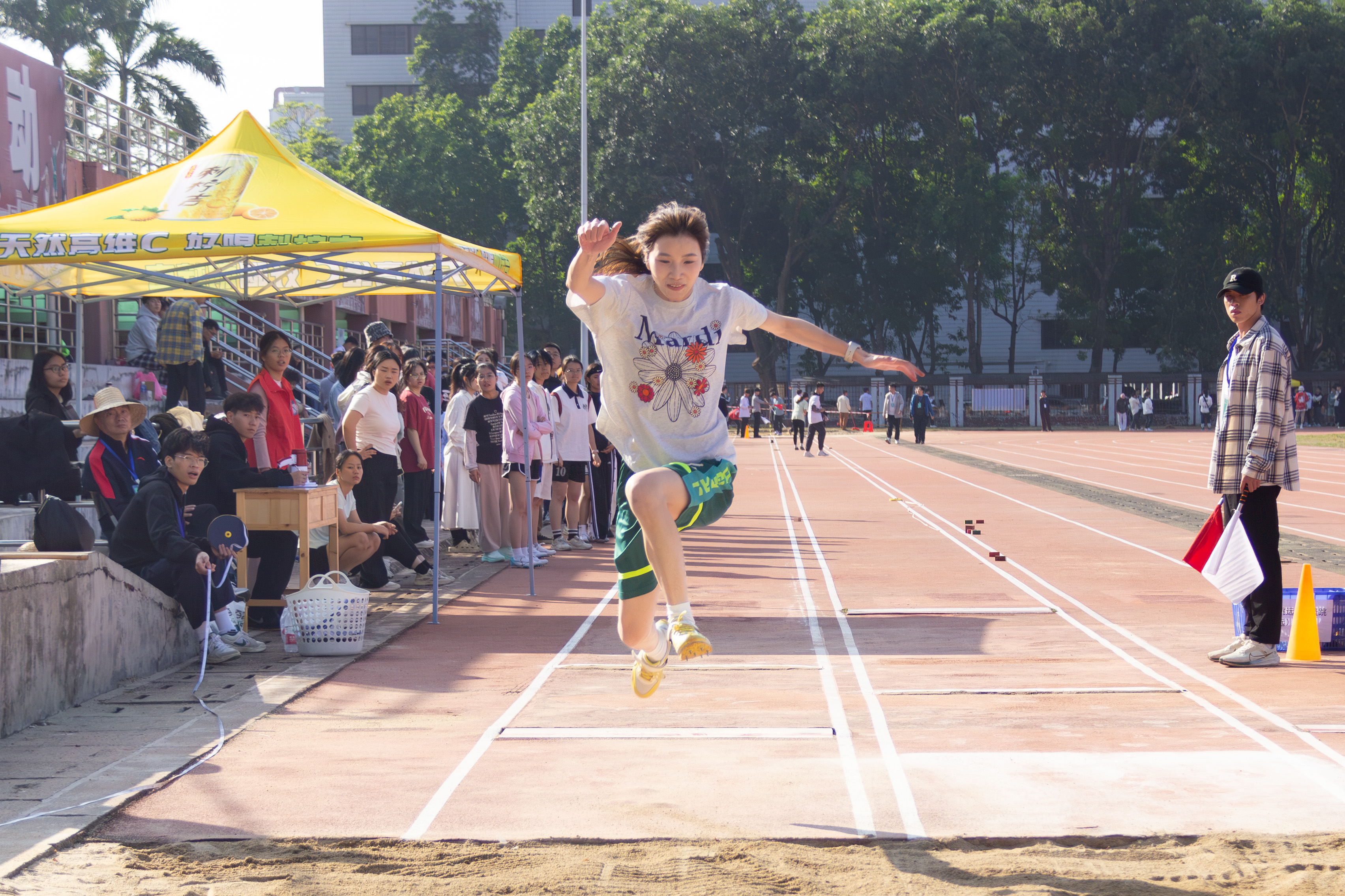 1123_校运会_女子三级跳正面特写（摄影：梁玉彤）.JPG