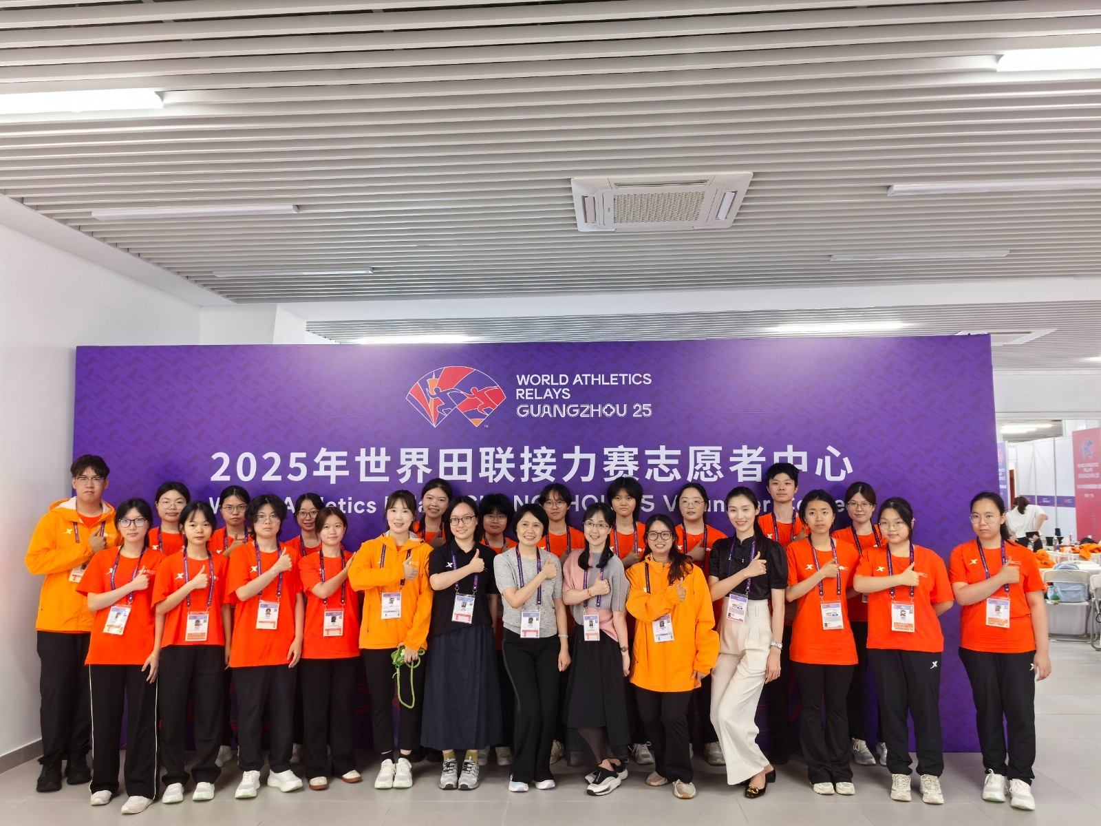 三位老师与志愿者的合影.jpg