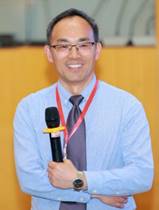 男人拿着吉他 AI 生成的内容可能不正确。