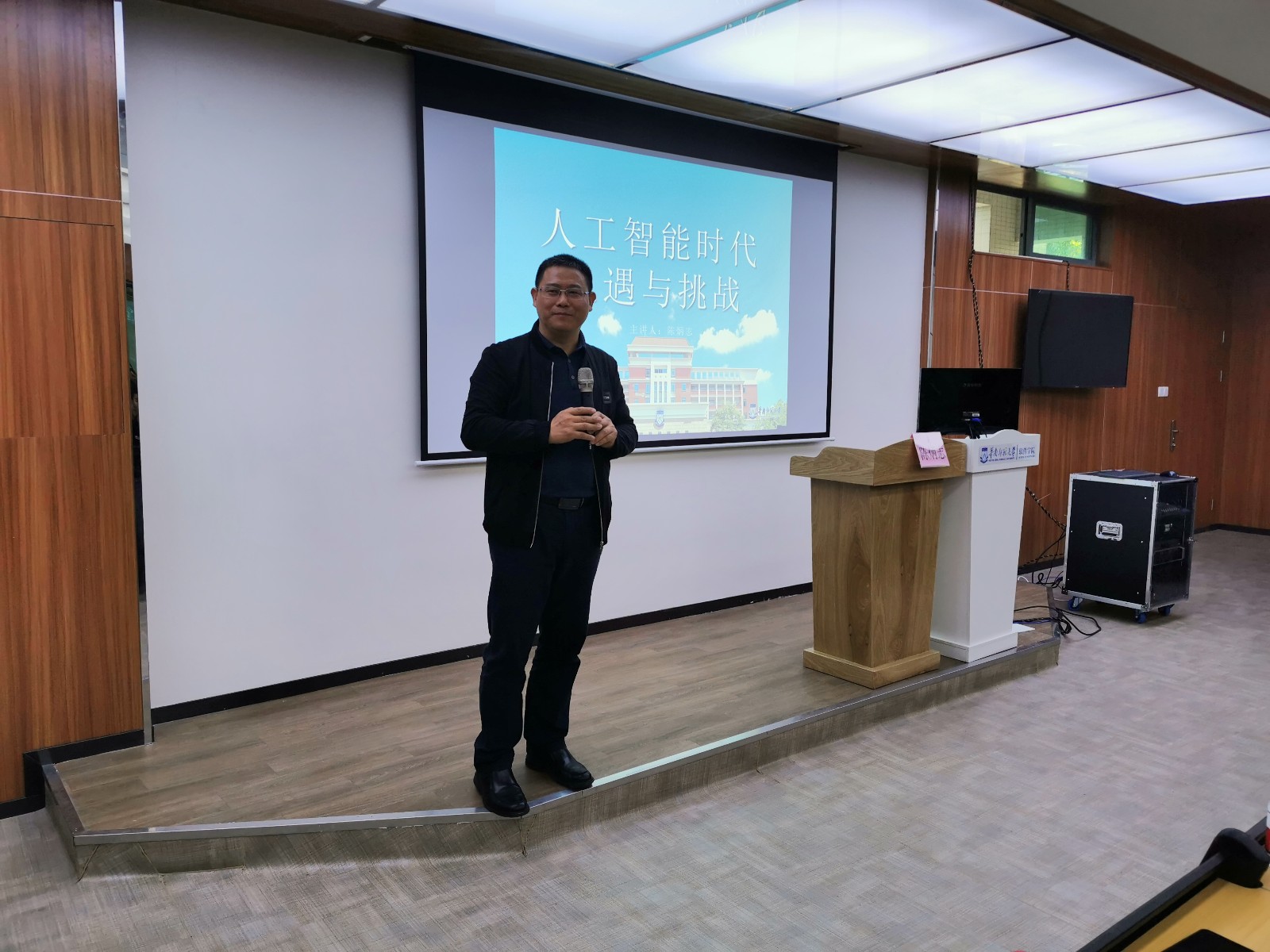 Alumni of the School of Software delivered a lecture for class 19 students