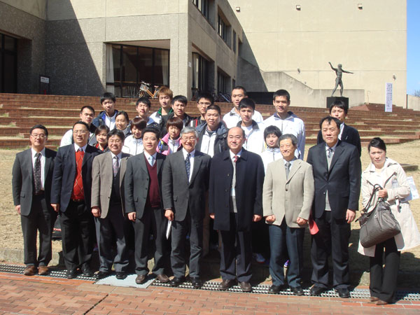 我校男子篮球队和女子羽毛球队访问日本筑波大学，进行体育文化交流活动，取得良好成绩
