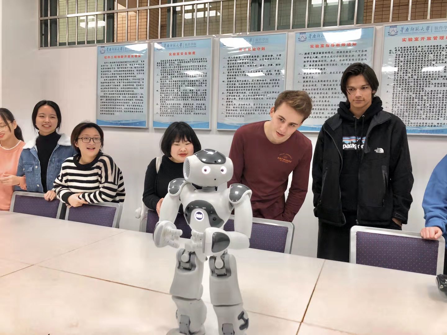 我院学生带国外访学学生参观实验室，演示机器人操作.jpg