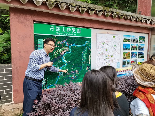 刘俊教授向大家解读旅游教育地图设计.jpg