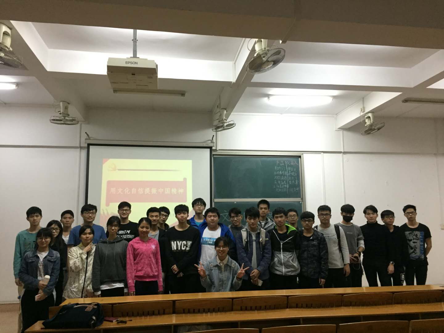 宣讲团成员邹美荃在软件学院1601支部进行宣讲.jpg
