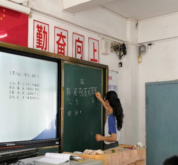 图2队员讲解减字谱.jpg