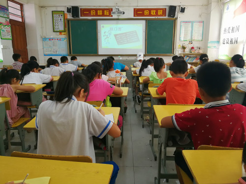 图片三：学生在上课时认真做笔记_meitu_40.jpg