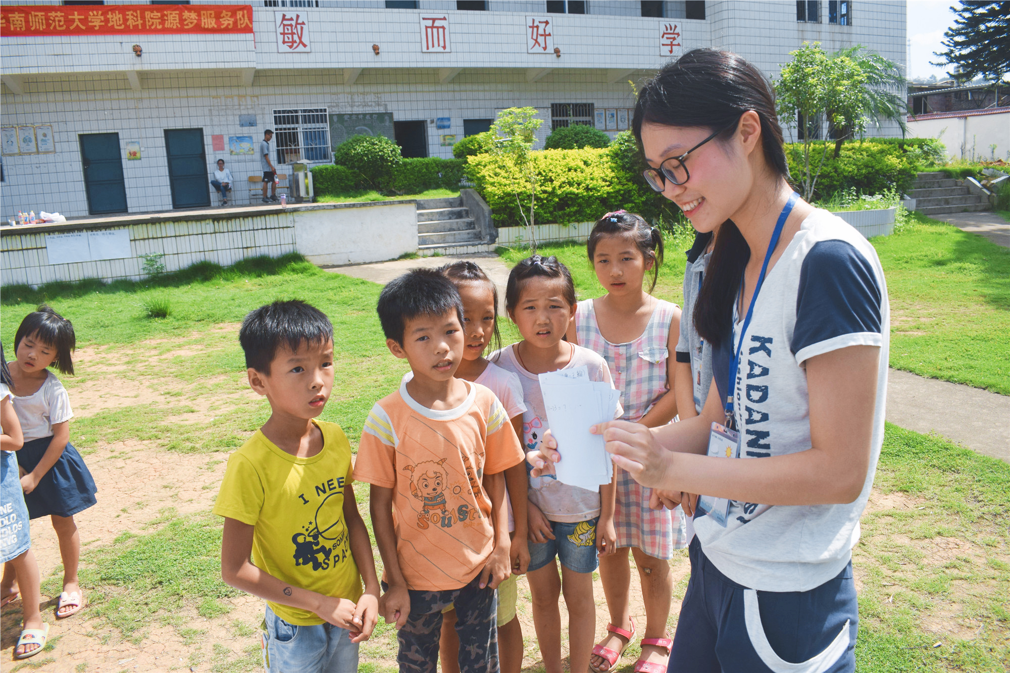 图二 队员协助学生完成任务.jpg