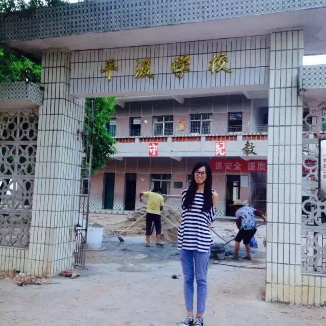 图为黄嘉欣与正在整修的平渡学校.jpg