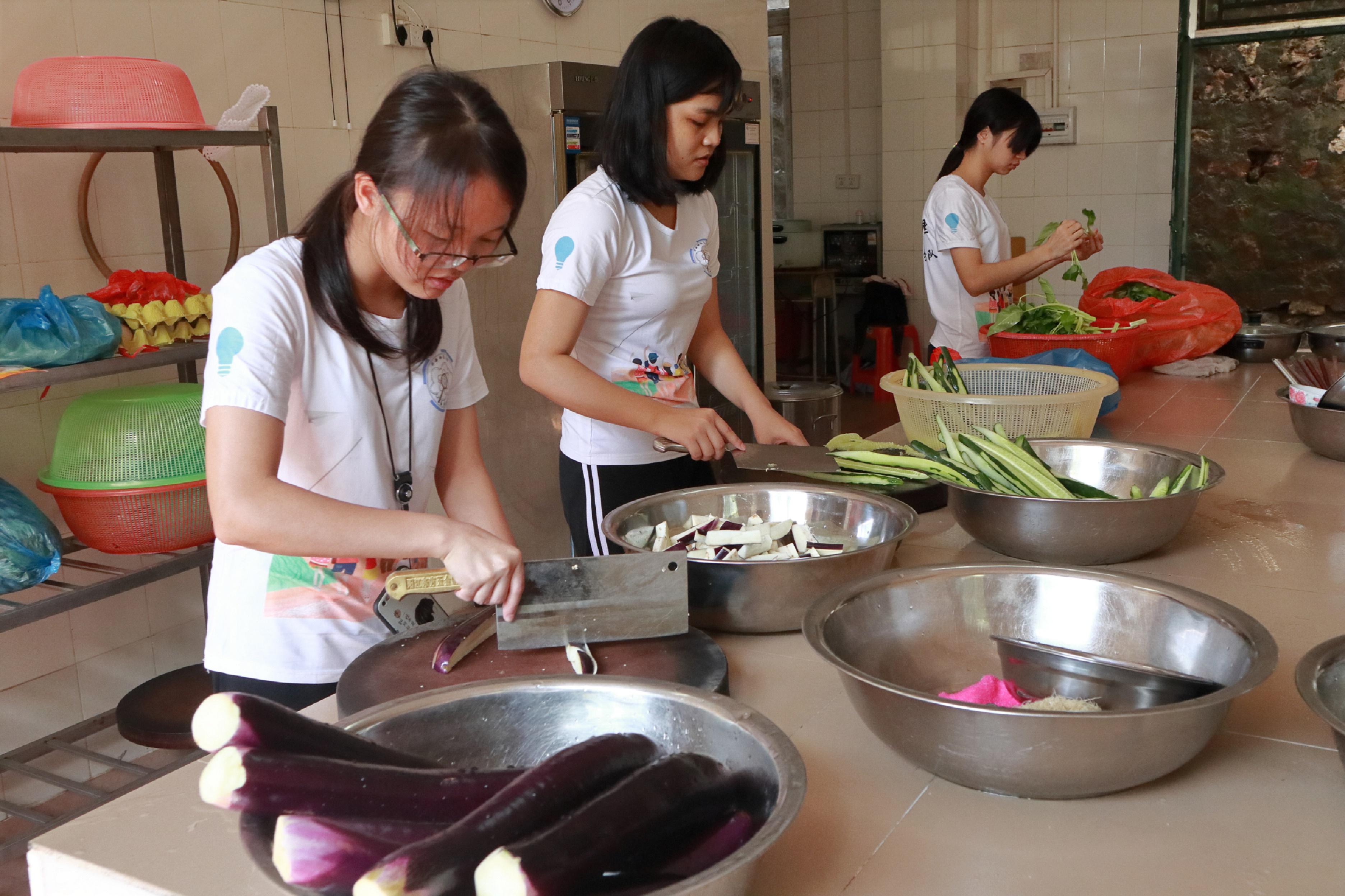 图四：分工合作准备食材.jpg