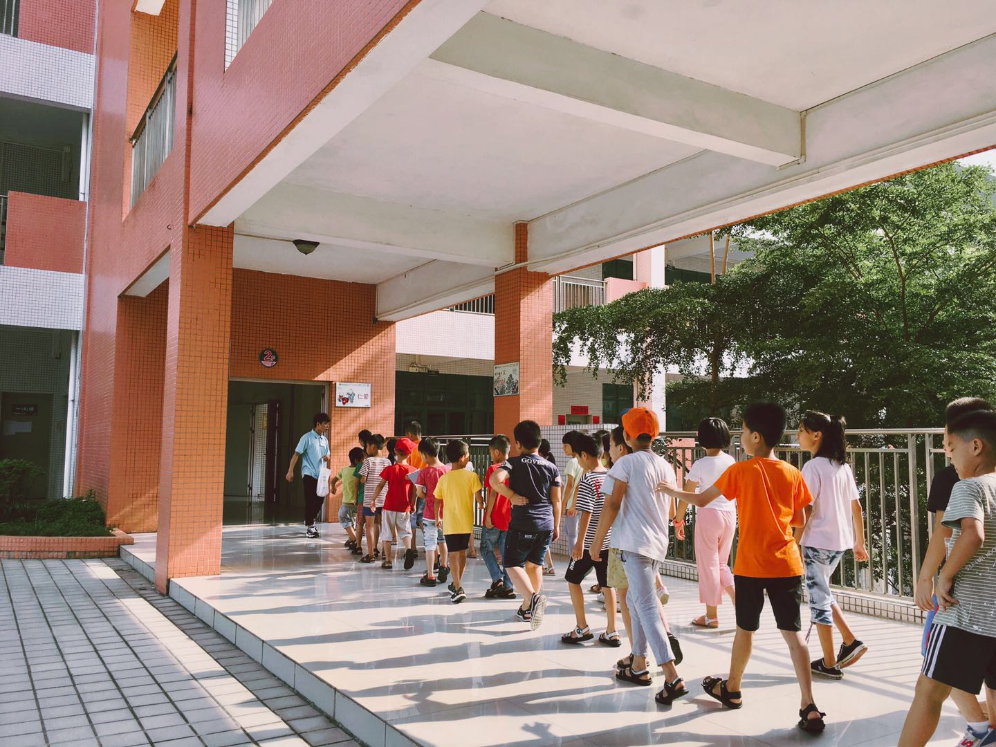 图1 孩子们来到学校.jpg