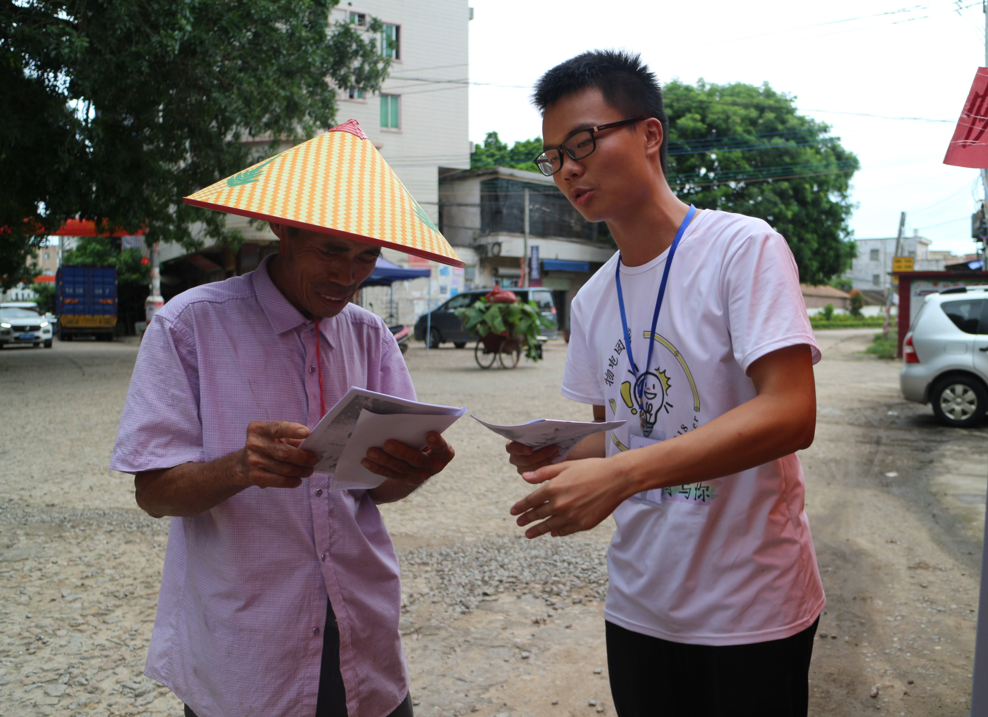 图2 队员潘镒漳向老人宣讲党史.jpg