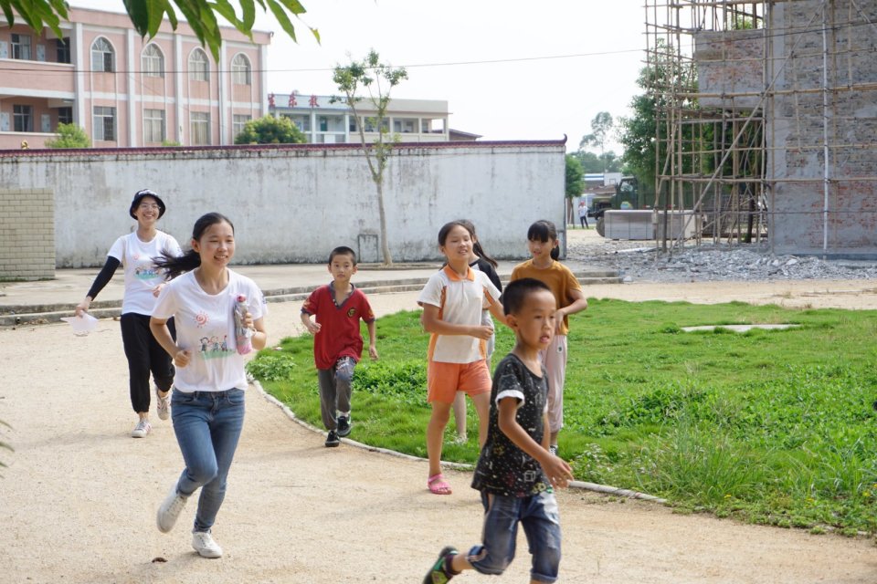 图二：我可以跟在你身后，像影子追着光奔跑.jpg