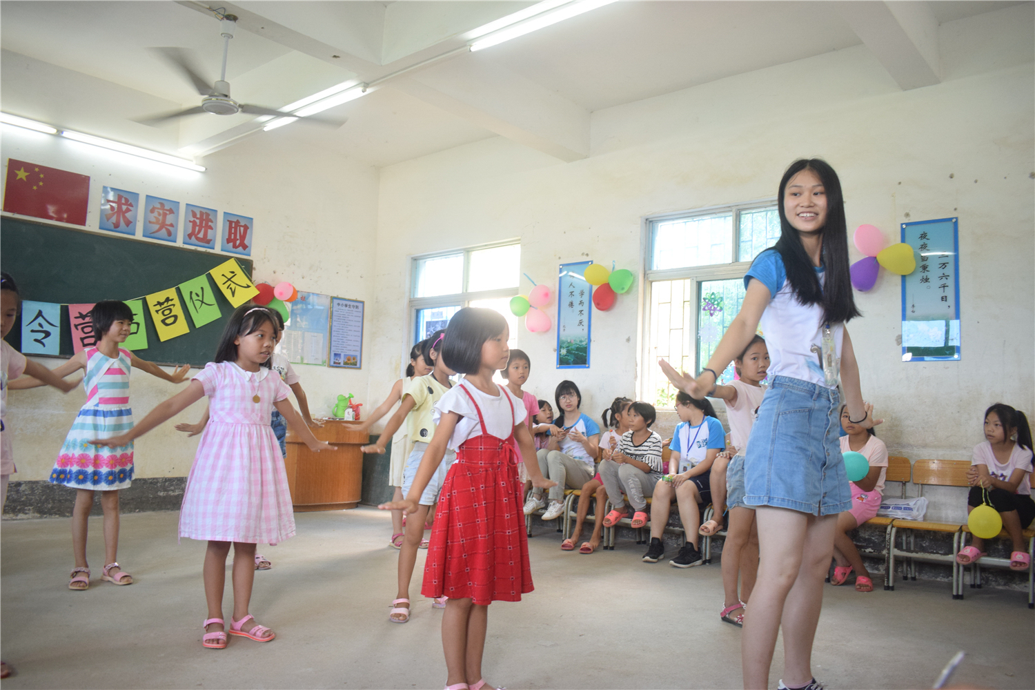 图三 同学们和队员进行舞蹈表演.jpg