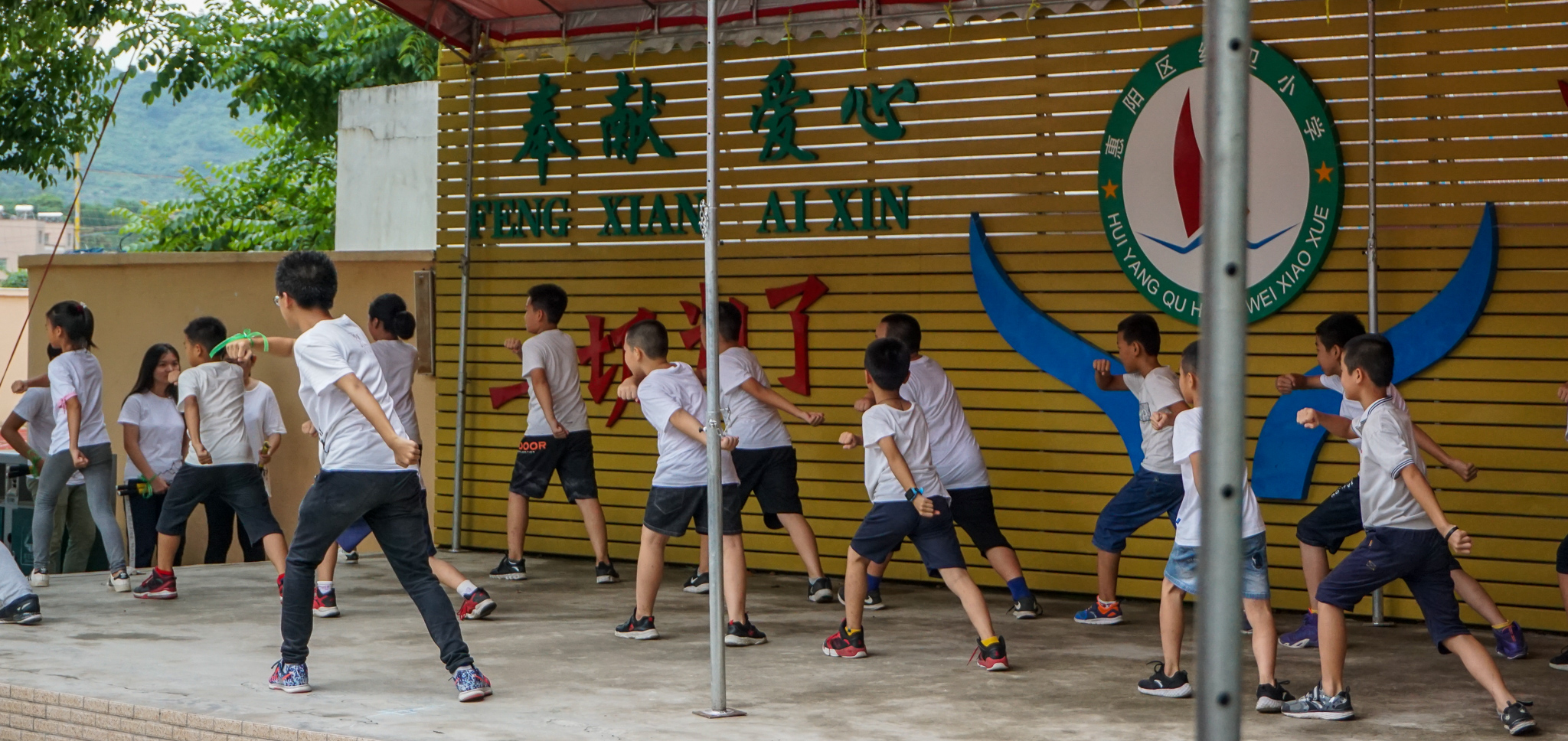 图片1+学生打拳教师舞棍.jpg