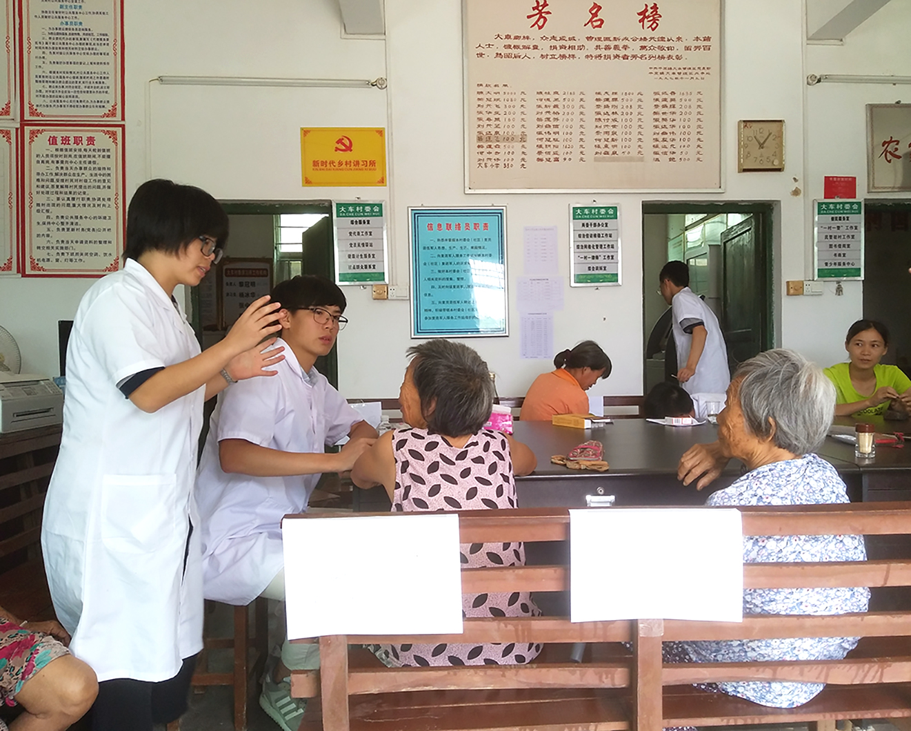 图片2，义诊组的成员向村民们宣传健康知识.jpg
