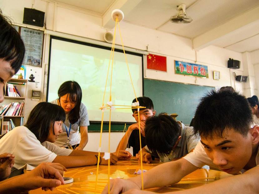 图一 同学们认真用意大利面搭建作品