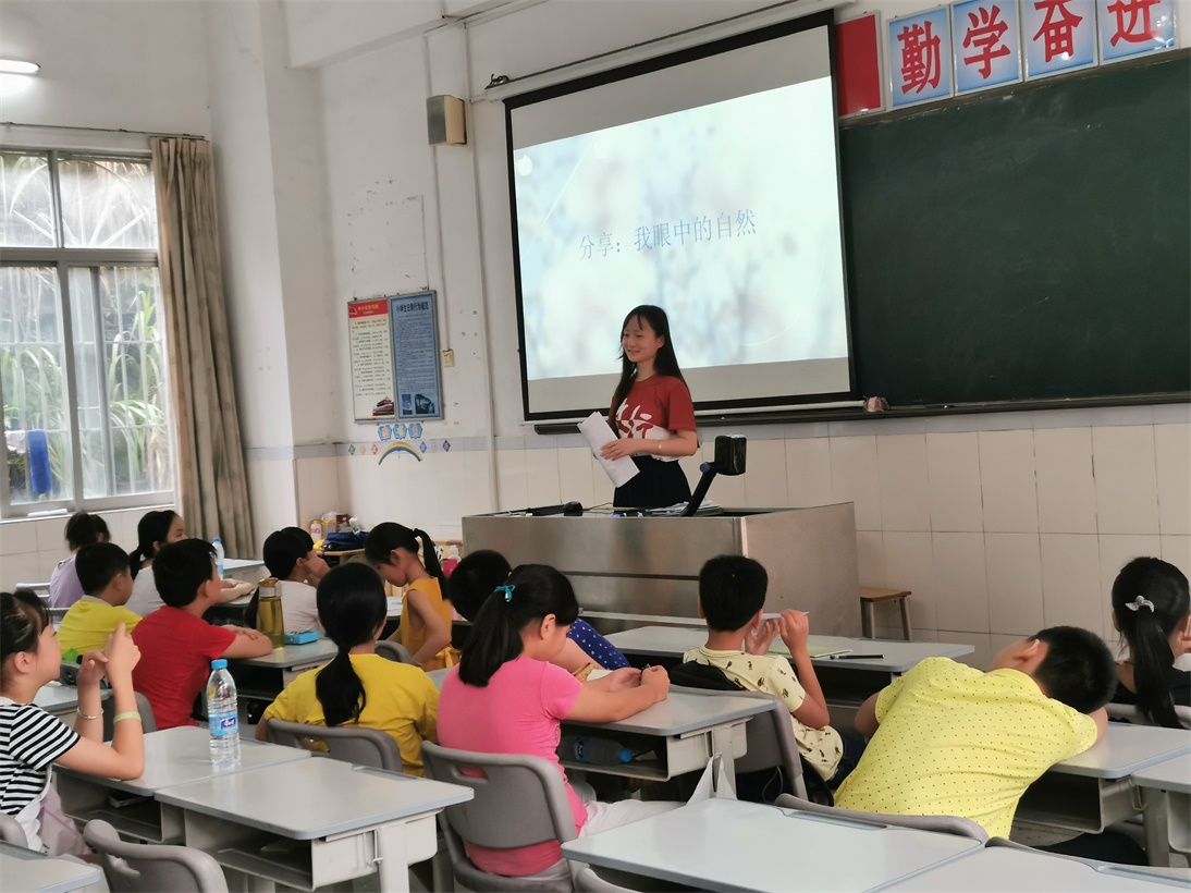 图片一：文学课上老师和同学们一起分享想法.jpg