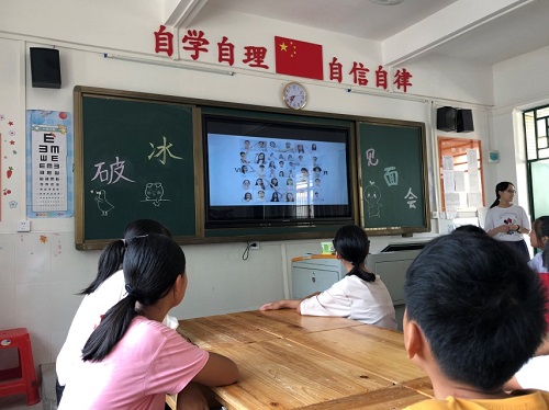 图片一 （认真聆听队伍介绍的同学们）.jpg