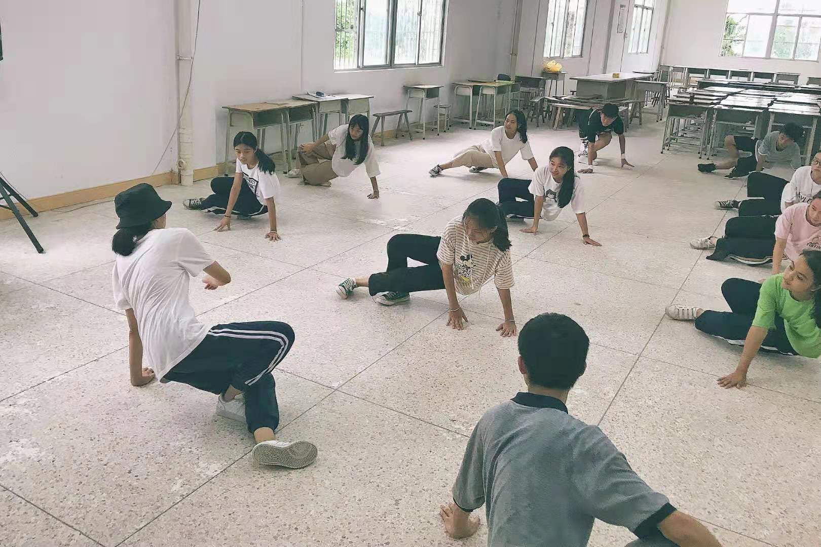 图4 学生们认真地跟小老师学习舞蹈动作.jpg