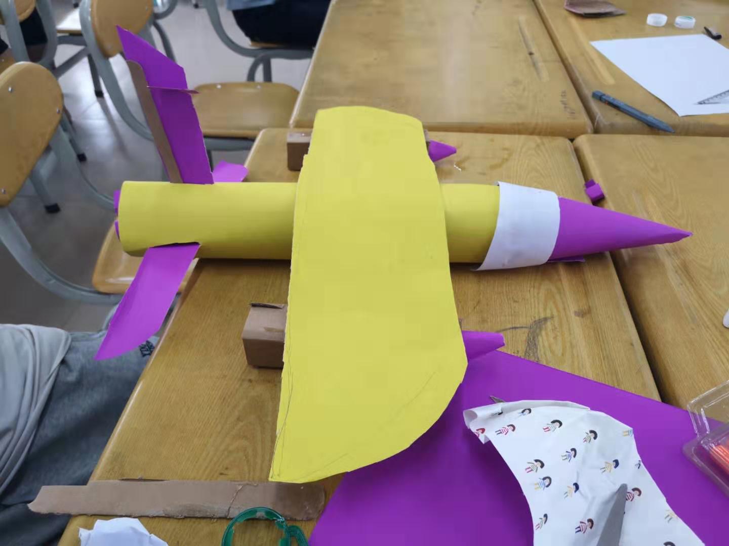 图4 学生利用废纸制作的飞机.jpg