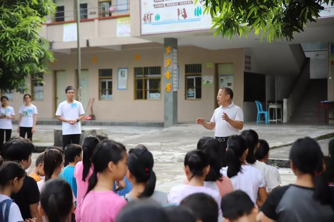 （图一 茂名市平定镇那平小学曾校长致辞）.jpg