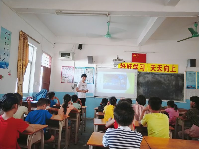 图一：授课队员带领学生进行地理旅游体验.jpg