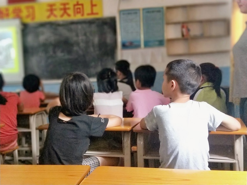 图二：学生认真听讲.jpg