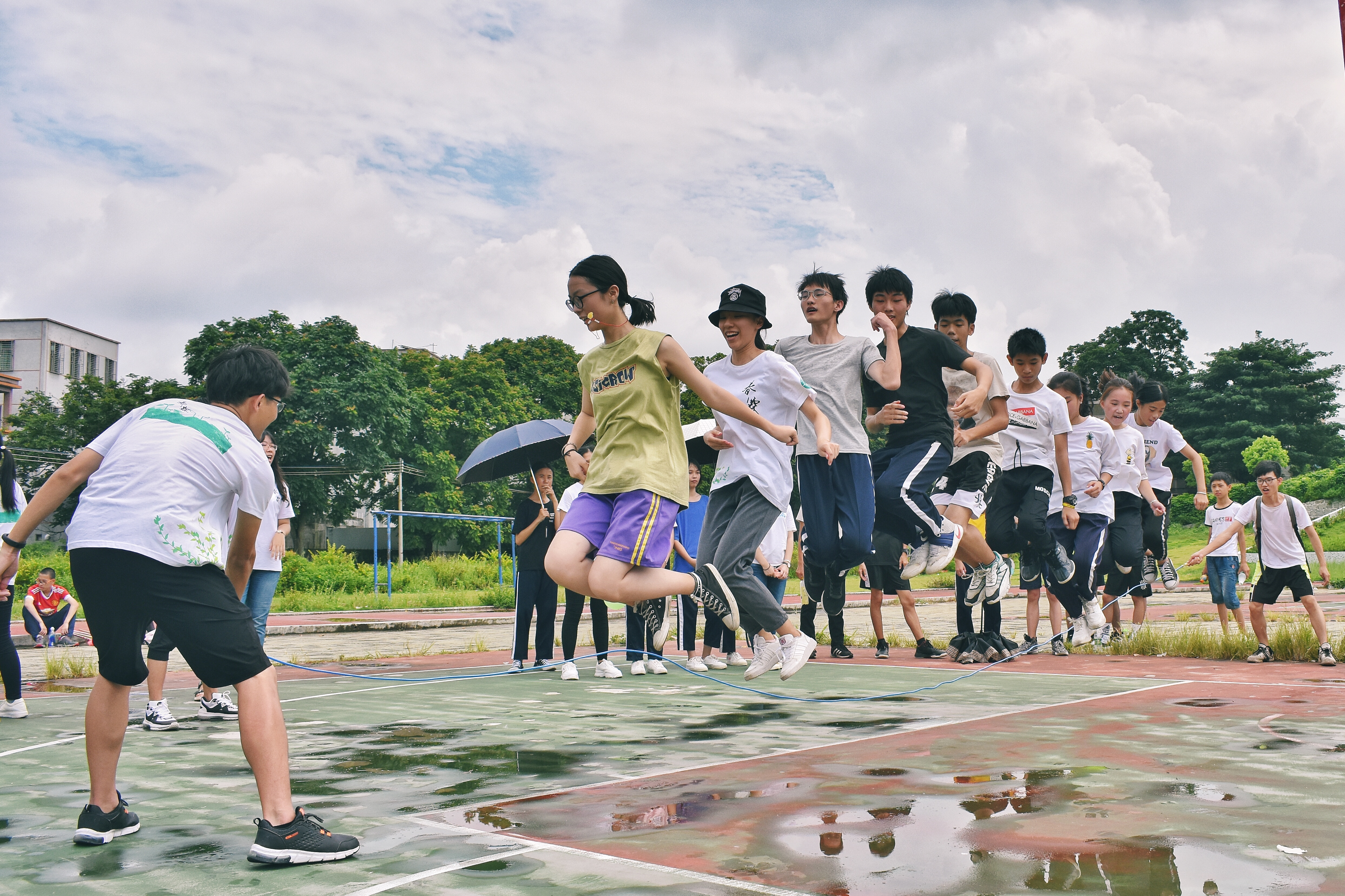 “跳大绳”中同学们整齐一跃.jpg