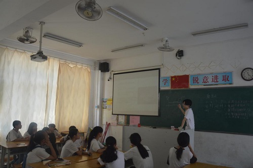 图片1 唐其宏老师正在教学.jpg