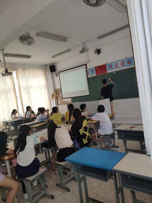 图片1 认真听课的同学们.jpg