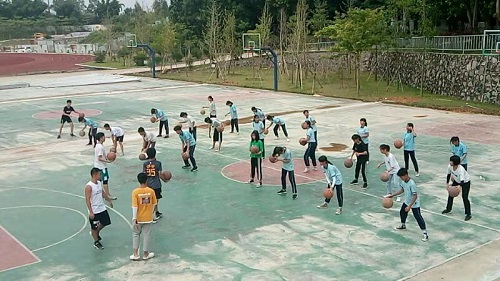 图片4 体育课上义教组队员带领学生进行篮球活动.jpg