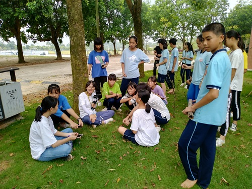 图片2 队员与同学在树下交流.jpg