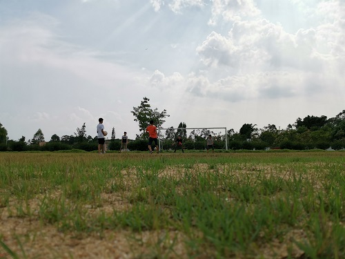 图片4 队员与同学在体育课上踢足球.jpg