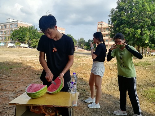 图片2 学生与队员一起吃西瓜.jpg