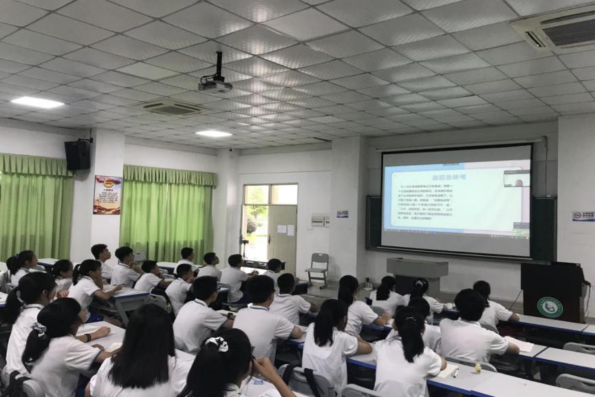 图2 学生认真听课（实践地提供）.jpg