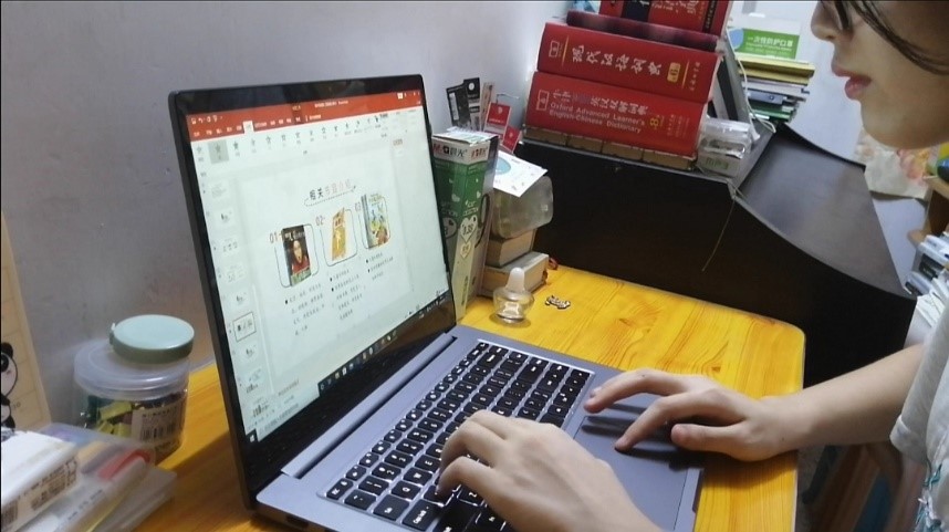手捧书香，云端织梦