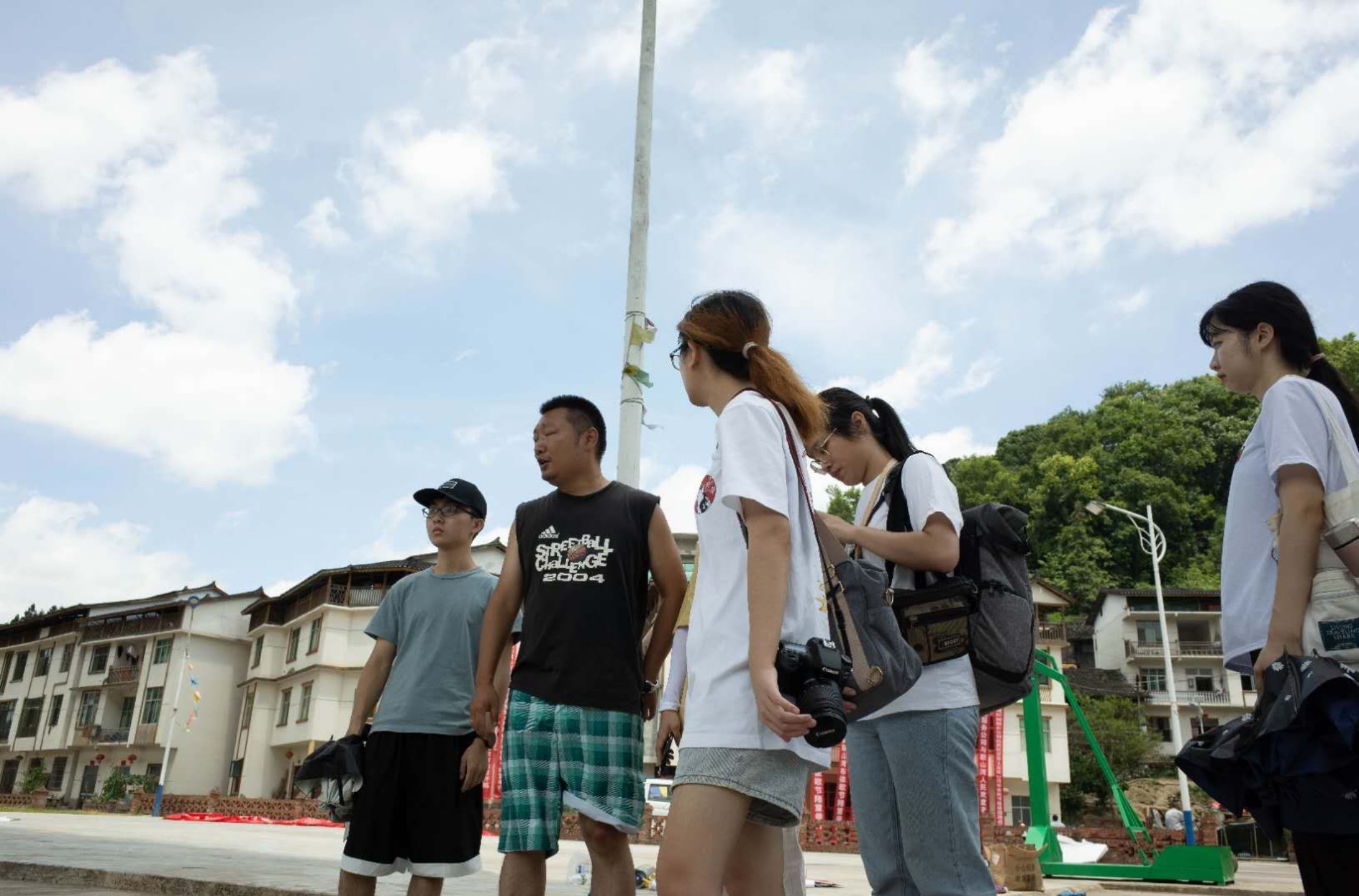 图片二：华赋新遗团队成员在歌会前和当地村干部商量具体事项(1).jpg