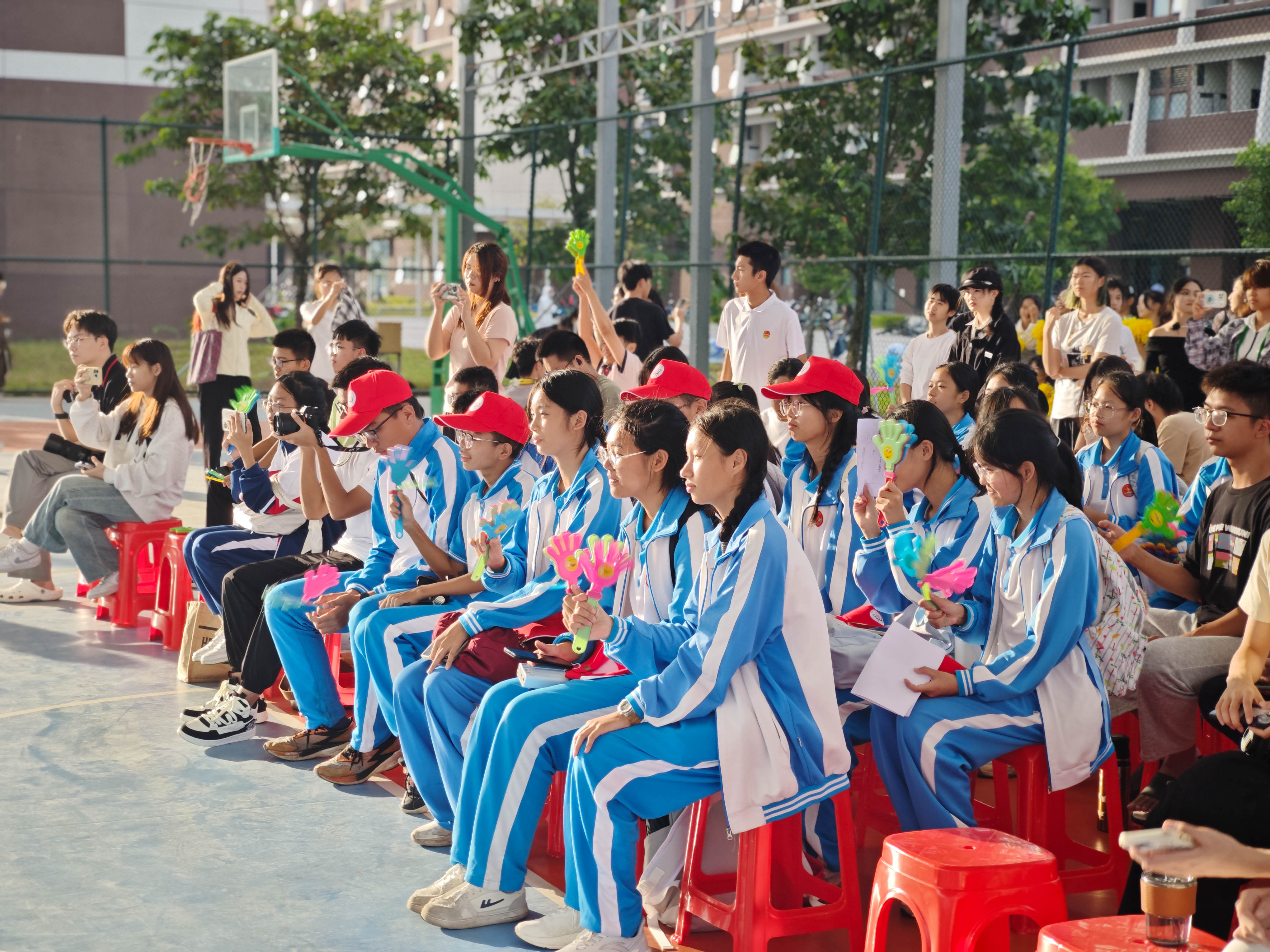 学生正在欣赏艺术快闪活动-5.jpg