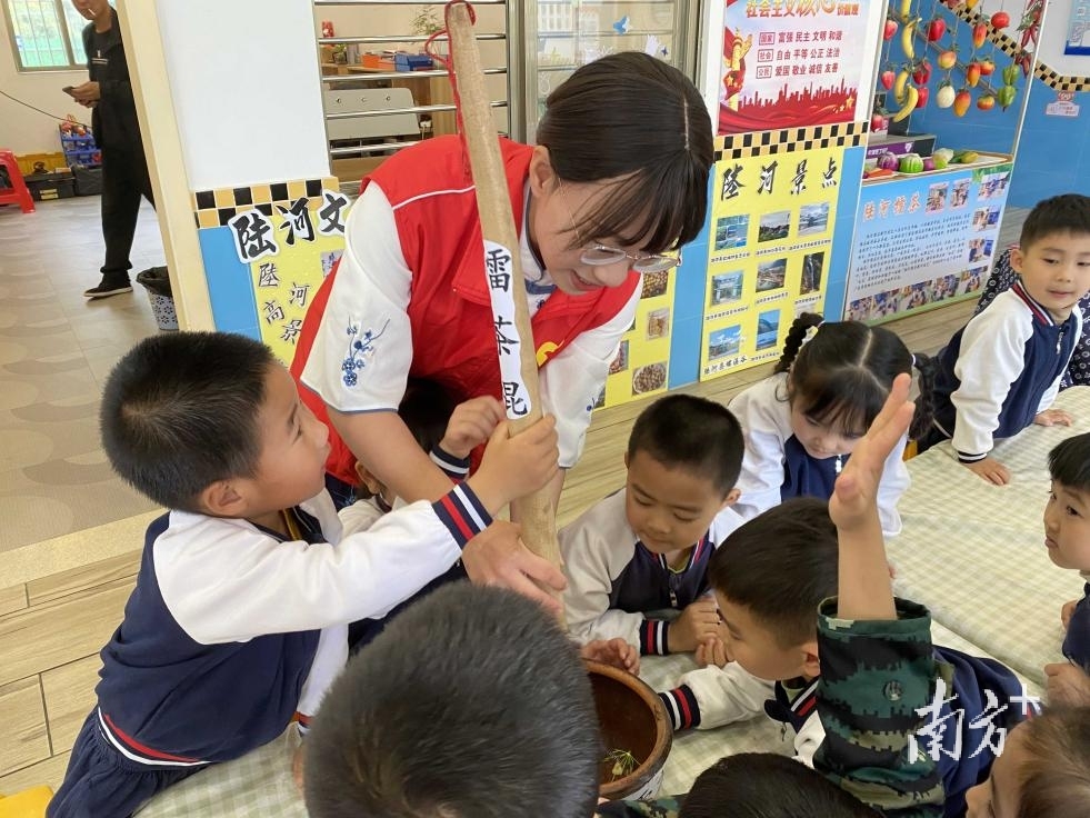 【南方日报】华师学子对话“自带茶香”的传承人，她的8年献给了陆河擂茶