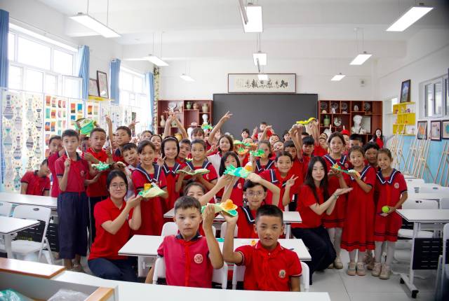 【广东共青团】从科学认知到科技创造，这群大学生走入新疆疏附校园共绘新图景