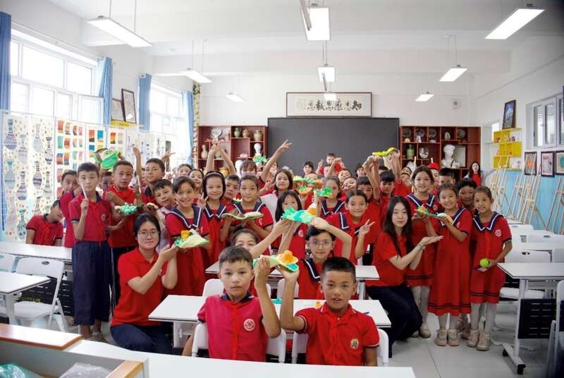 【中国青年报】华南师大学子走进新疆疏附 开展科学小课堂