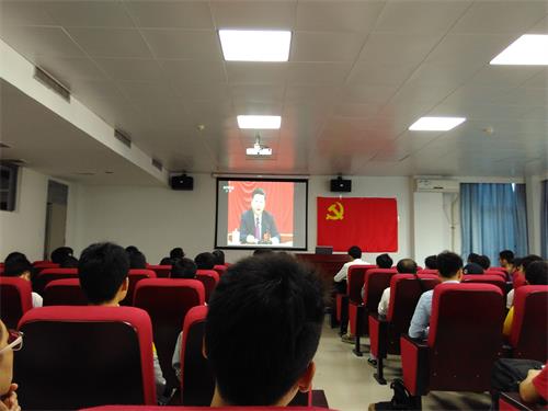 1.01全体与会党员一起集中回顾观看《中国共产党第十八届中央委员会第六次全体会议公报》专题视频.jpg