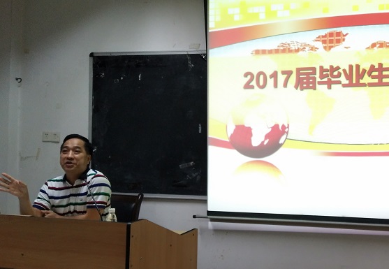谭书记为2017届毕业生党员讲授专题党课.jpg