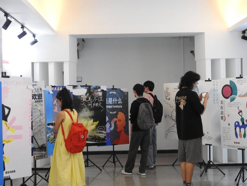 图5 来展同学认真参观