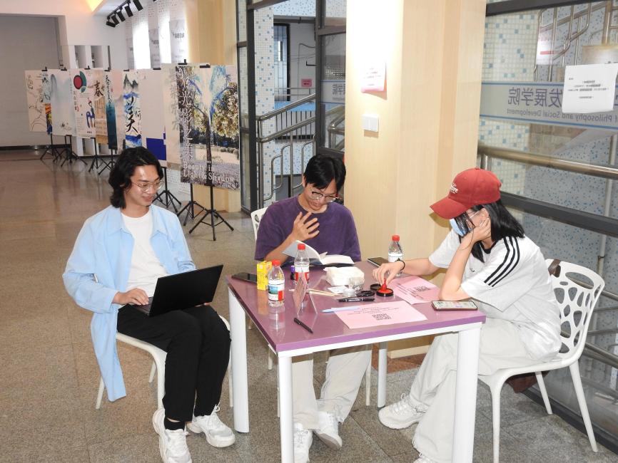 图2 工作人员候场等待