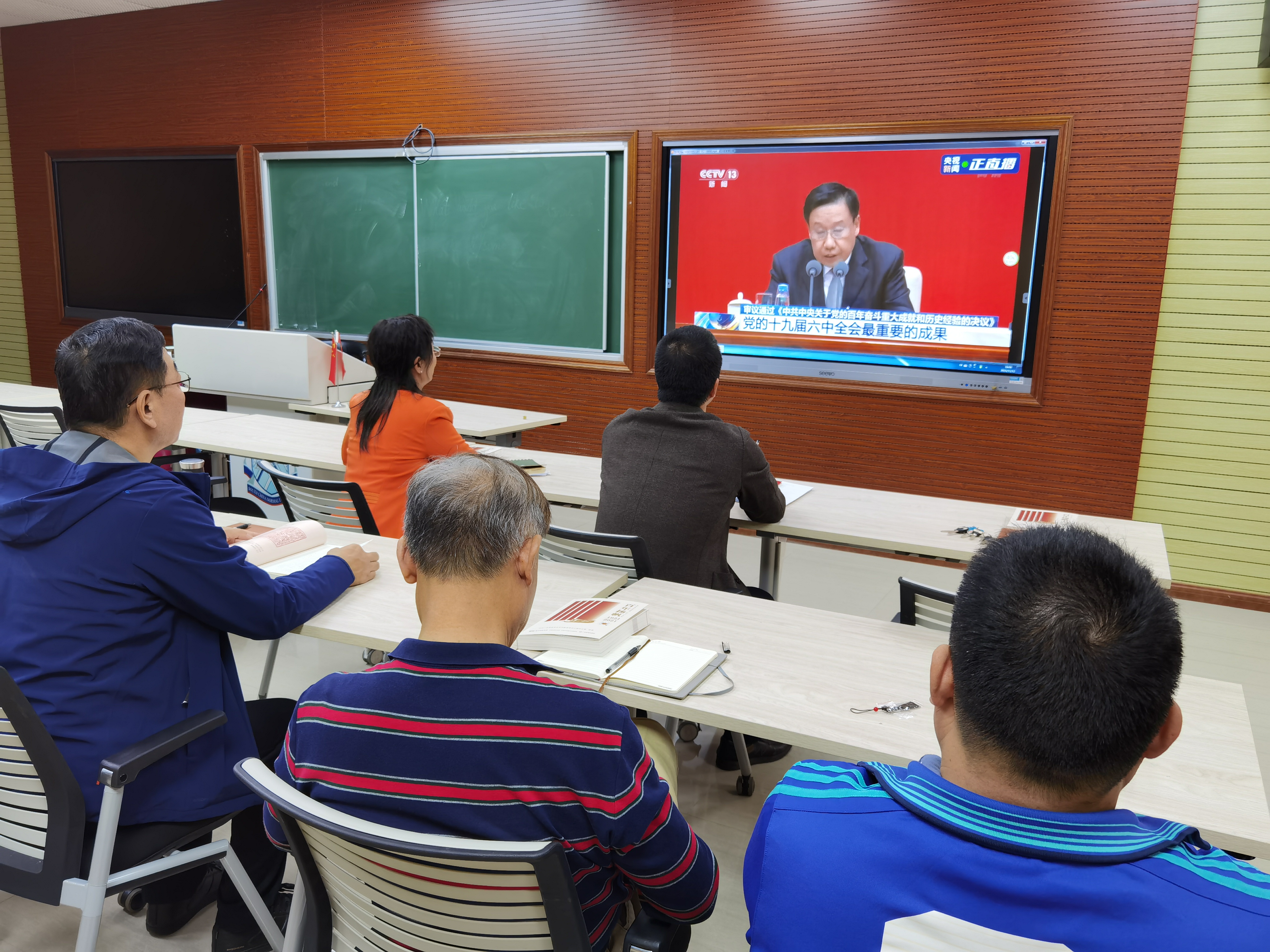 教工第二党支部观看学习视频.jpg