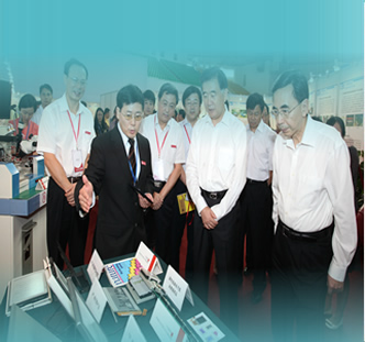 01-2012年5月22日,中共中央政治局委员、国务院副总理、时任广东省委书记汪洋等参观了解电子纸显示技术。汪洋赞许:这个技术非常有价值,我们引进你是值得的 01-2012年5月22日,中共中央政治局委员、国务院副总理、时任广东省委书记汪洋等参观了解电子纸显示技术。汪洋赞许:这个技术非常有价值,我们引进你是值得的